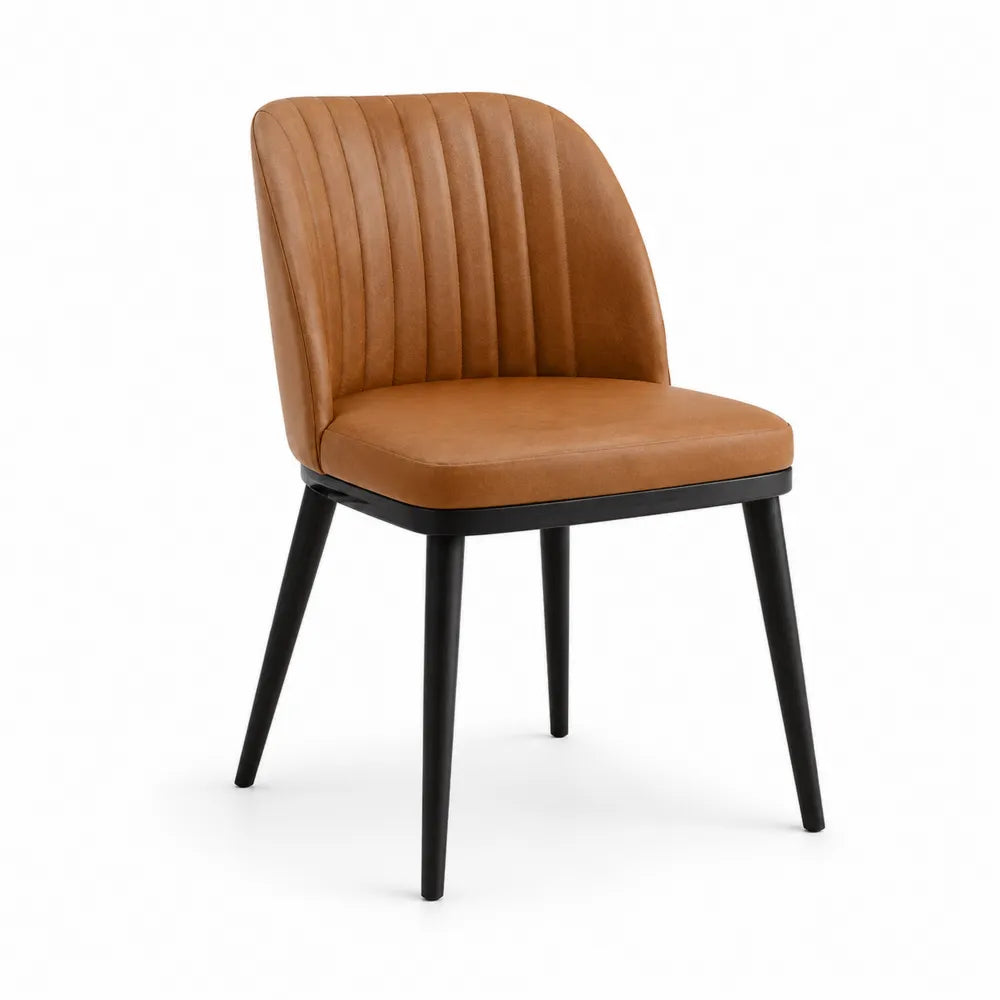 Sedia da pranzo imbottita in pelle PU marrone cognac con schienale scanalato e gambe in acciaio nero 50 x 55 x 85 cm
