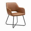 Sedia da pranzo con braccioli in pelle sintetica PU marrone cognac struttura a slitta in acciaio nero dimensioni 58 cm x 60 cm x 82 cm